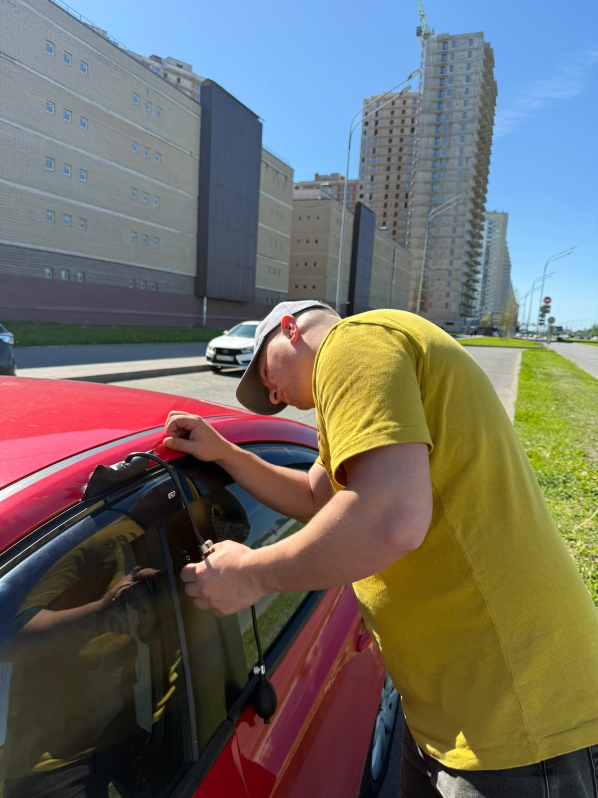 Аварийное вскрытие автомобиля мастером в Виллози